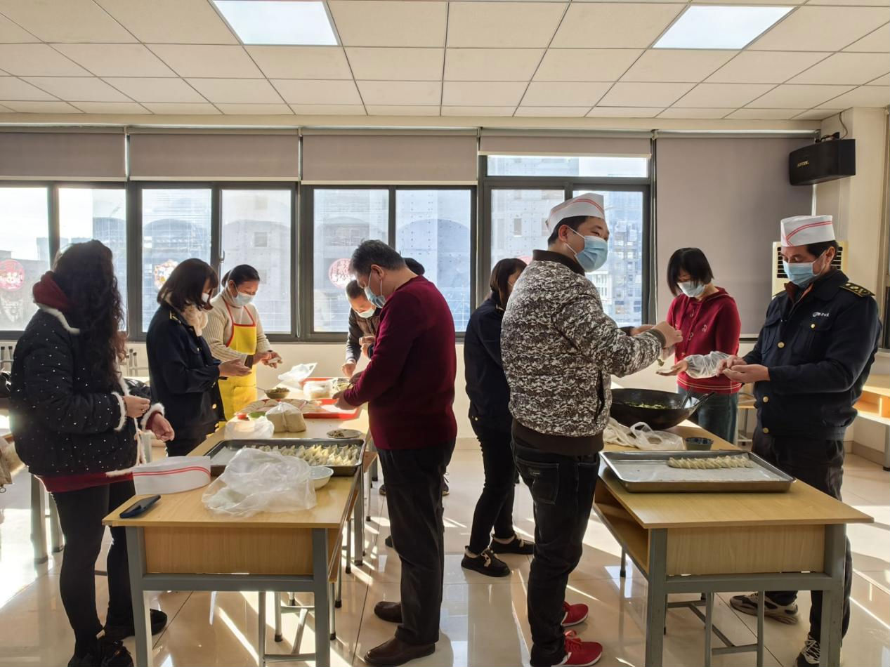 冬至包饺子2.png
